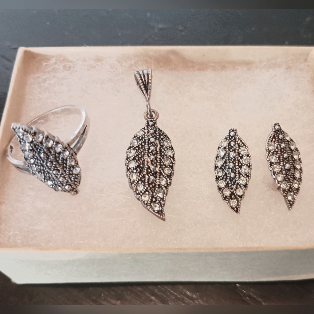 925 Sterling Silver 3pc Leaf Set. Ring, Earrings, & Pendant